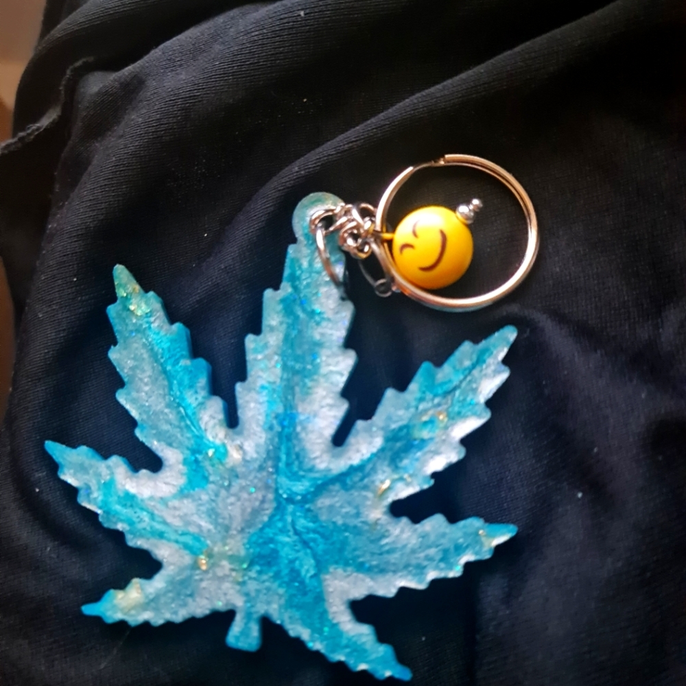 Keychain 420 friendly glow smiley